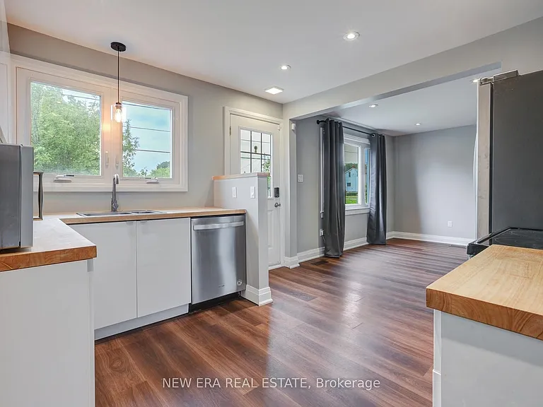 219 Lancaster St W — Photo 20