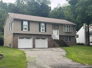 50 Monhegan Ave, Oakland, NJ 07436