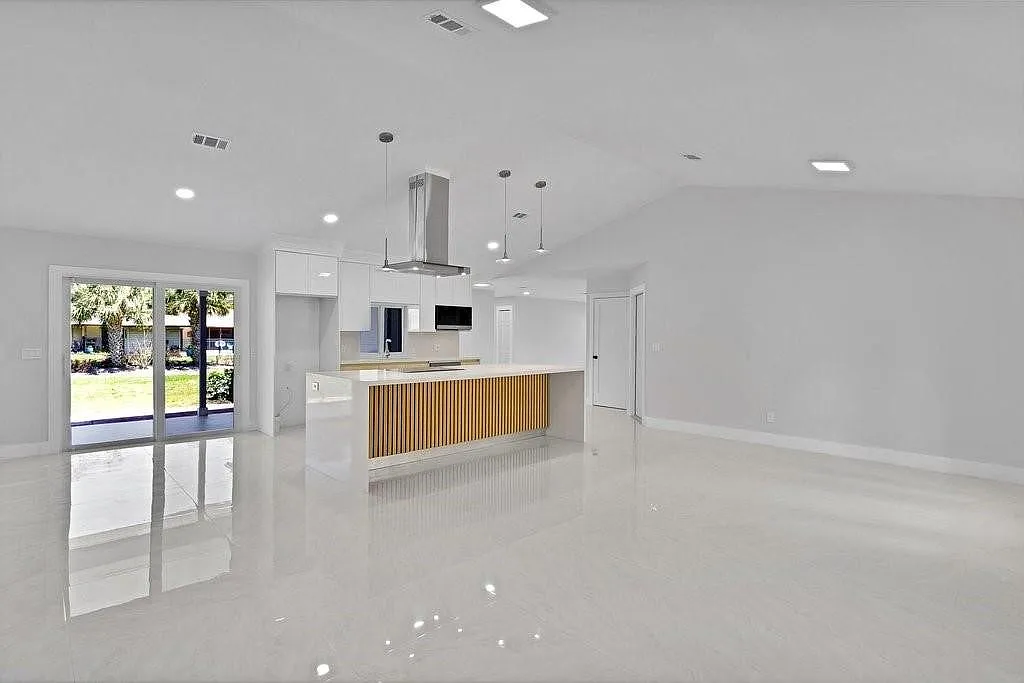3 bed, 1.0 bath, 1768 sqft, $3,000 — Photo 2