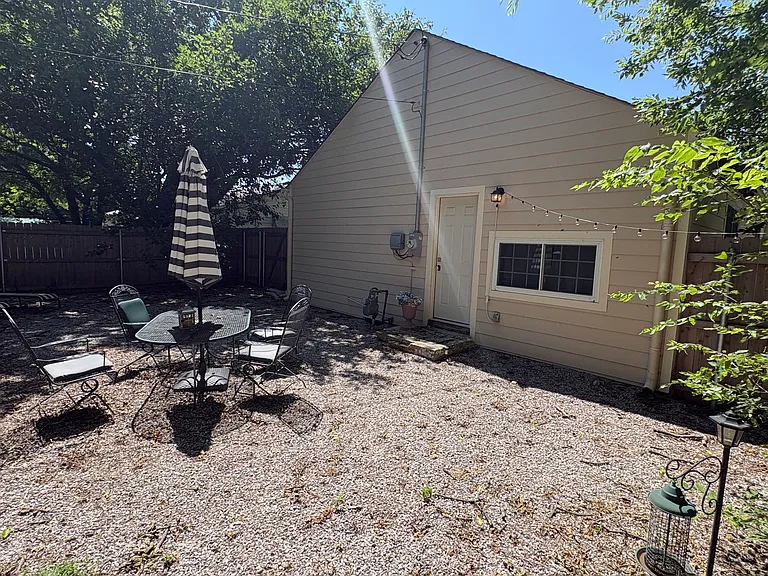 105 E Johnson St — Photo 29