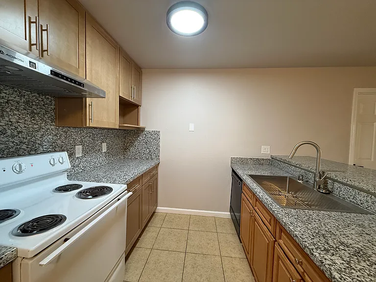 259 N Capitol Ave — Photo 13