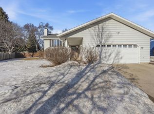 512 40th Ave S, Grand Forks, ND 58201