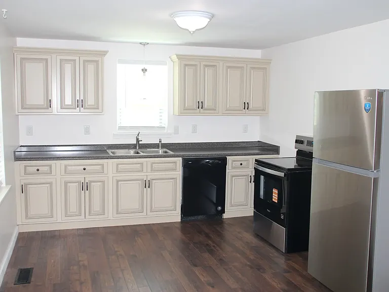 225 Smith St — Photo 4