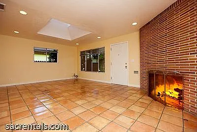 Living room w/gas fireplace