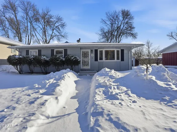 1819 Willow Dr, Grand Forks, ND 58201