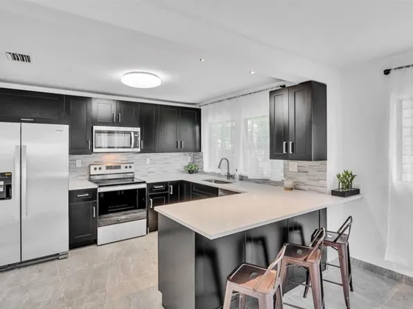 211 SE 9th St, Hallandale Beach, FL 33009