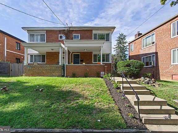 5th image of 207 Hawaii Ave NE
