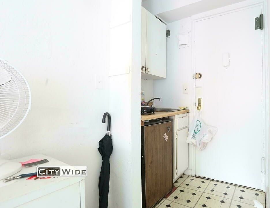 2nd image of 52 W 8th St Frnt 1