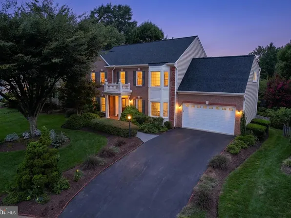 12916 Hedgetop Dr, Herndon, VA 20171