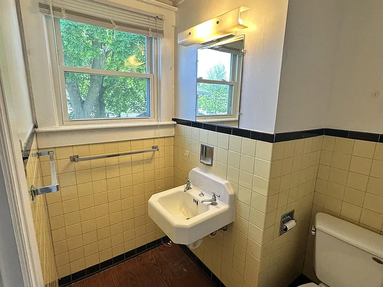 505 1/2 E Locust St #B — Photo 15