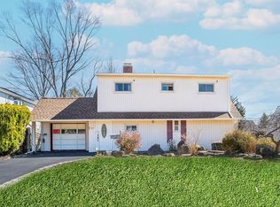29 Alpine Ln, Hicksville, NY 11801