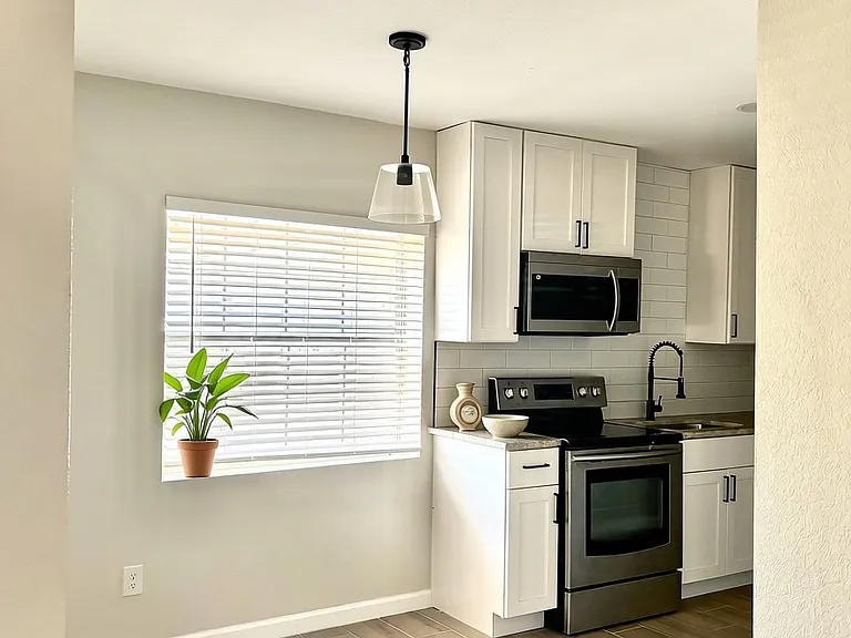1145 Oakhill St — Photo 4