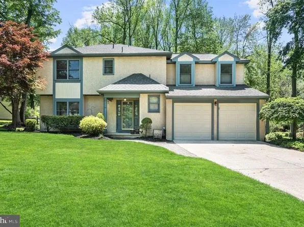 14 Greentree Dr, Burlington, NJ 08016