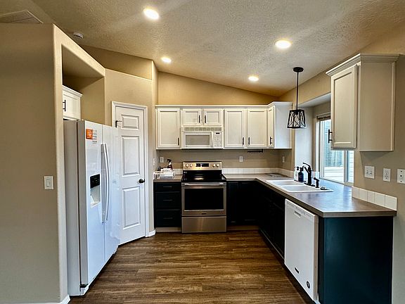 Kitchen w/ new air fryer electric oven