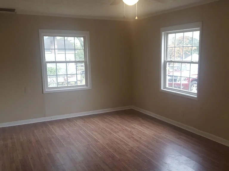 913 Royalette Ave — Photo 2