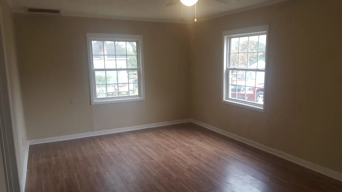 Building Photo - 913 Royalette Ave