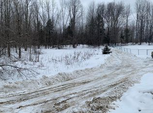 35 Cambridge Rd, Dexter, ME 04930