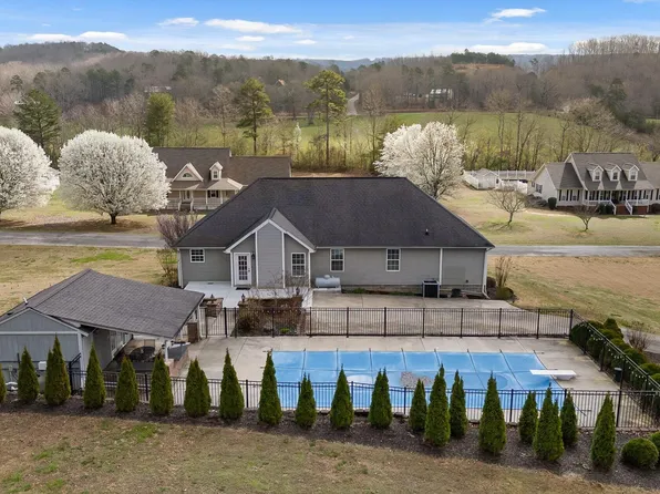 97 Valley Gln, Trenton, GA 30752