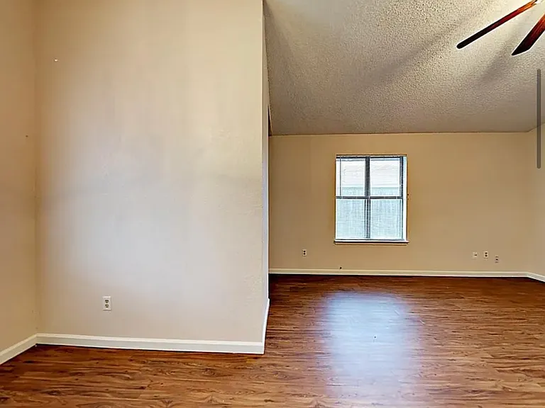 1101 Suburban Dr — Photo 4