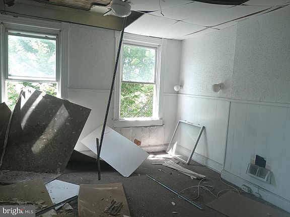 4th image of 2414 E Oliver St