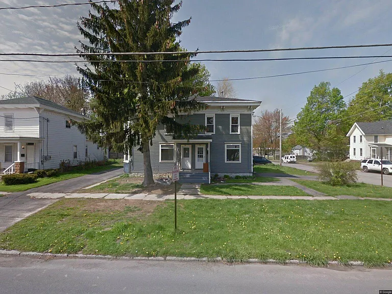 252 W 4th St S — Photo 8