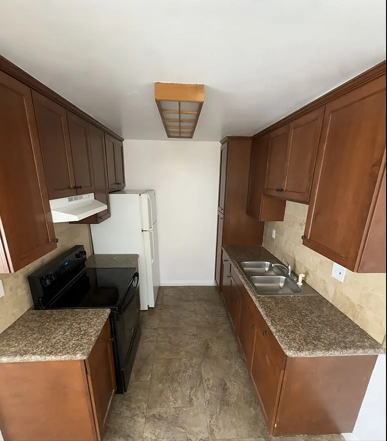 2 bed, 733 sqft, $2,400 — Photo 4