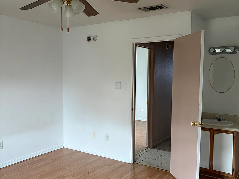 908 W Avenue B #2 — Photo 12