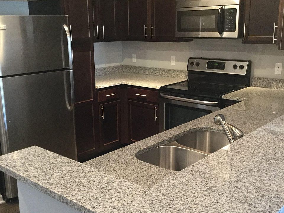 Kitchen-Plenty of cabinet space