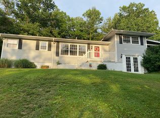 7 Lake Dr, Hurricane, WV 25526