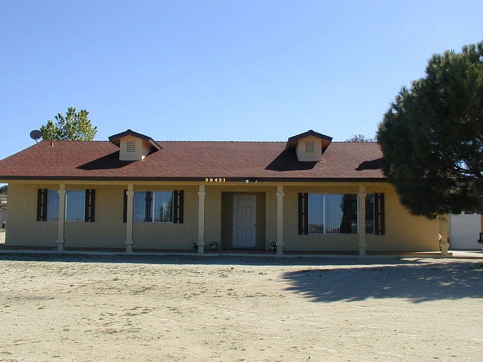 Front of ranch style home on 8 fenced acres