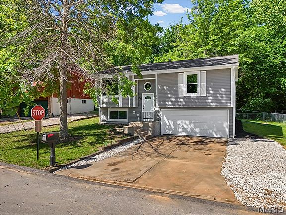 3rd image of 829 Country Haven Dr