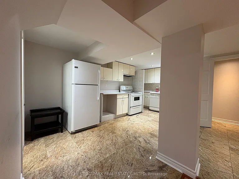 93 Surrey Ave — Photo 7
