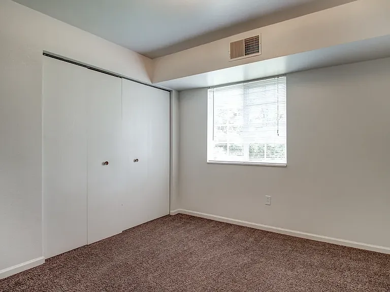 Emerald Park Apartments — Photo 7