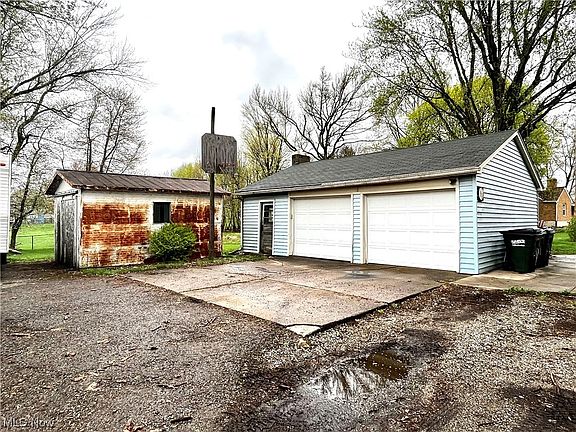 3rd image of 564 N Portage St