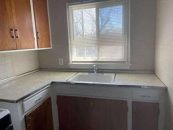 4th image of 2555-2575 Dewey Ave #40-38