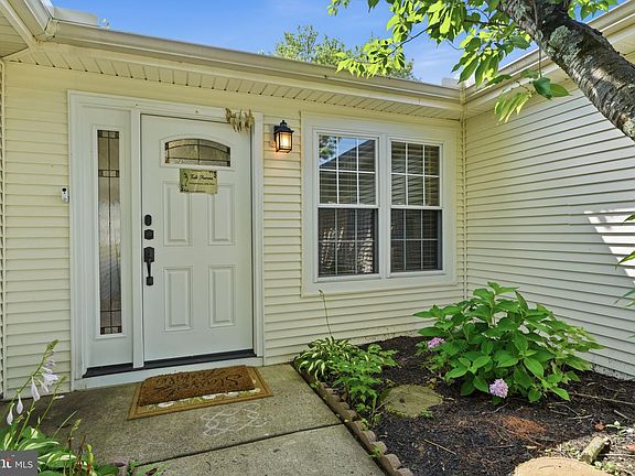 3rd image of 22 Delaware Ct