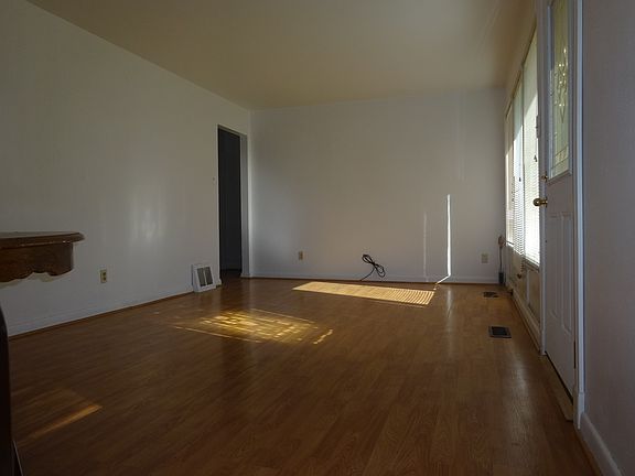 5th image of 245 Maple Dr