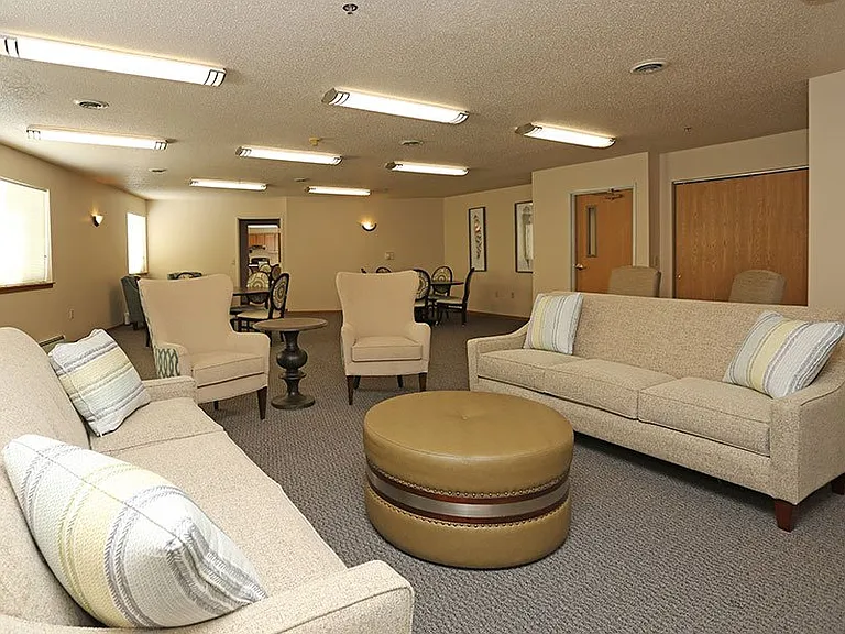 BAY MANOR APARTMENTS — Photo 33