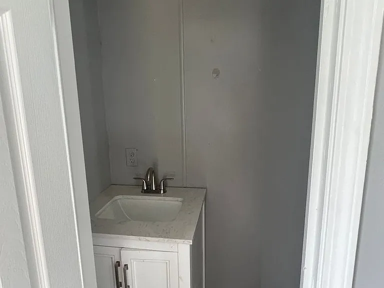 231 E Wyandotte St — Photo 10