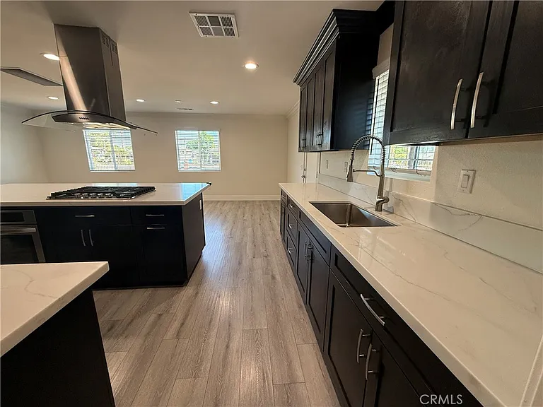 231 W 5th St — Photo 20