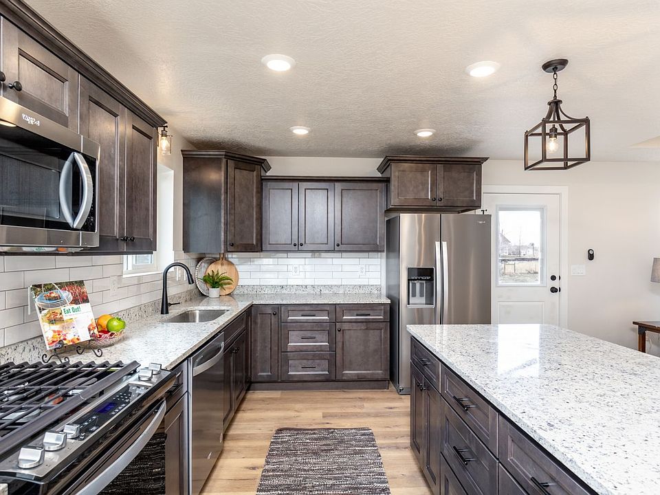 2nd image of 2920 Eleanor Ct