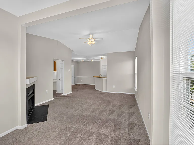 Brittany Commons Apartments — Photo 30