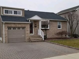 672 8th St, Secaucus, NJ 07094