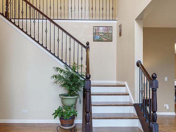 2nd image of 85 W Fairoaks Ct