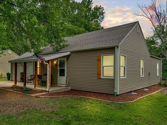 3rd image of 2202 SW Moundview Dr