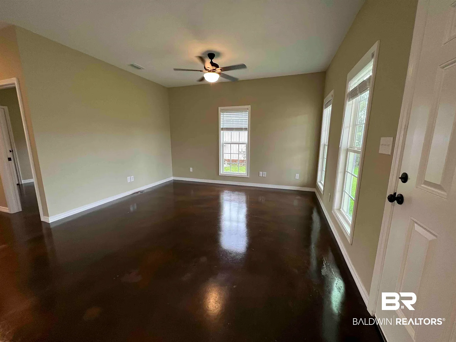3 bed, 2.0 bath, 2704 sqft, $1,675 — Photo 2