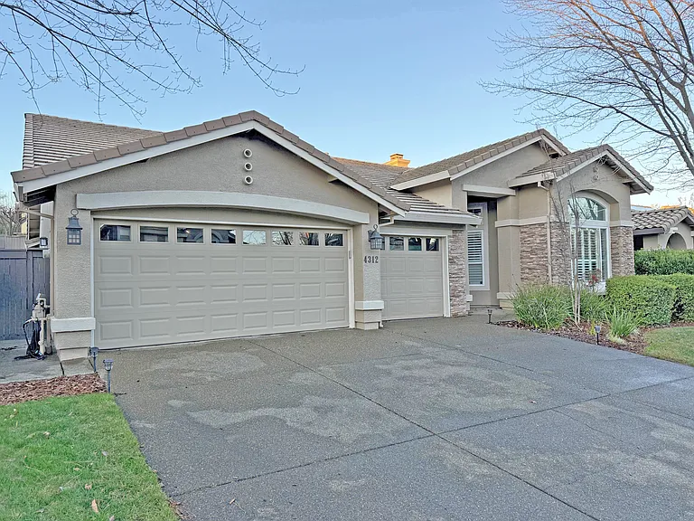 4312 Lafayette Dr — Photo 1