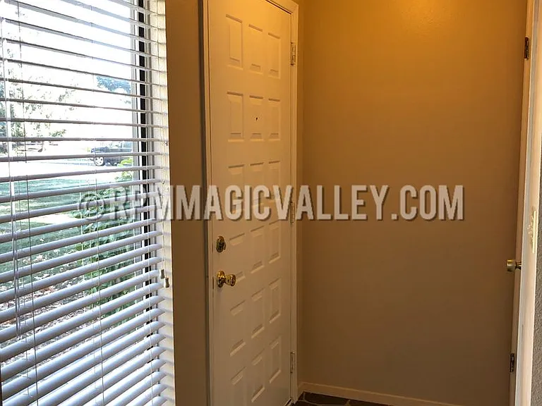 747 Meadows Dr #2 — Photo 32