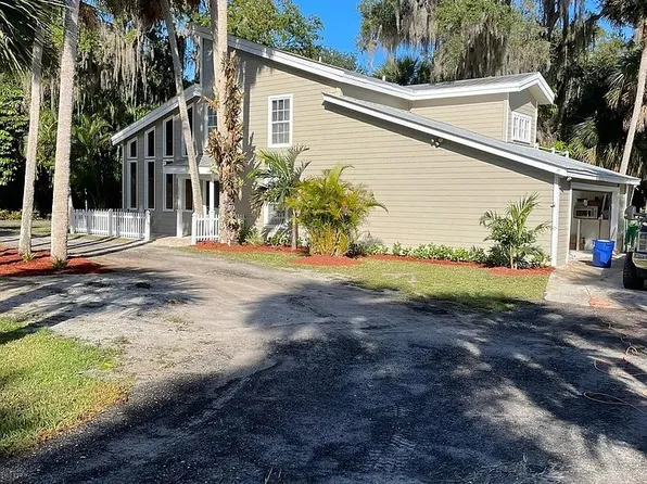 2306 Canoe Creek Ln, Fort Pierce, FL 34981