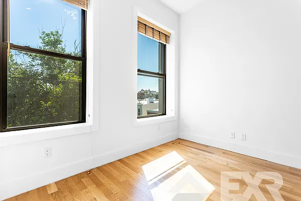 Rented by EXR | media 50